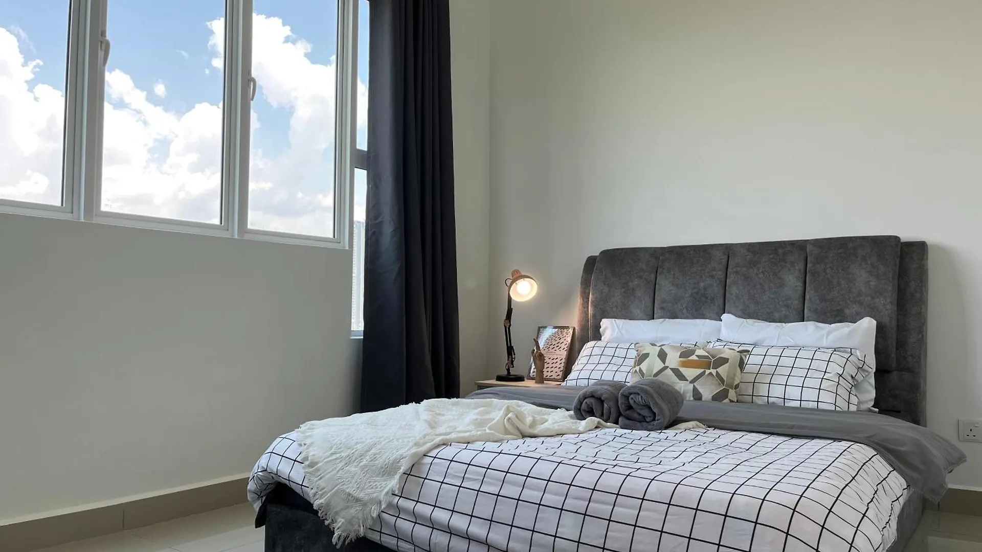 Industrial 2Br 8Pax Impression City 5Mins Totown contacts